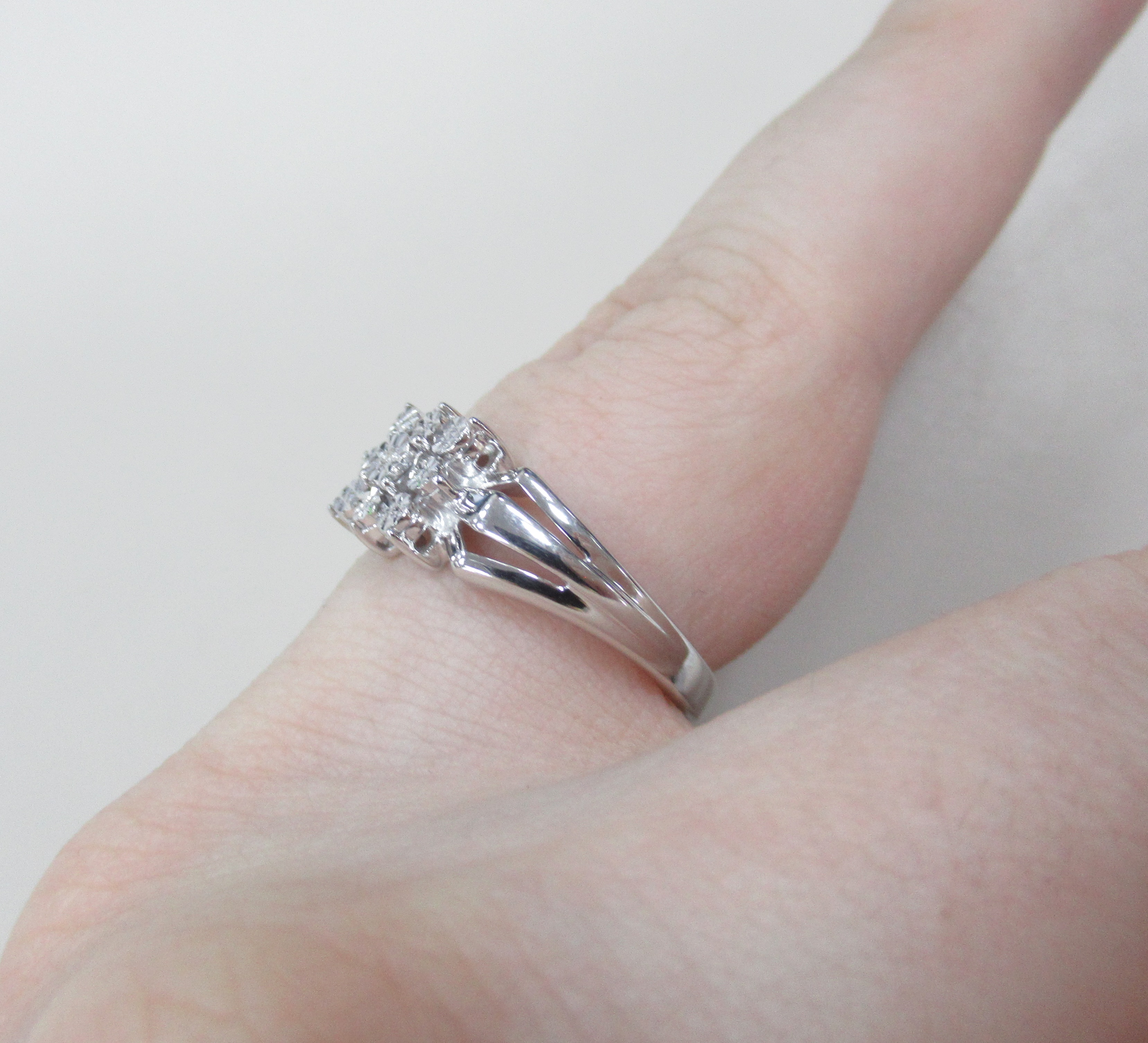 Серебряное кольцо с бриллиантом